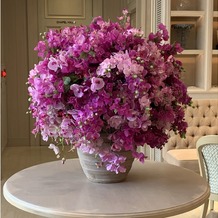 ヴォヤージュ　ドゥ　ルミエール北谷リゾートの画像｜会場入り口の待合室の花