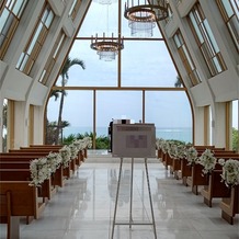 ザ・ギノザリゾート　美らの教会／アールイズ・ウエディングの画像｜海の見える会場