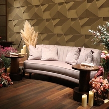 ＬＡＺＯＲ ＧＡＲＤＥＮ ＫＵＭＡＭＯＴＯ（ラソール ガーデン 熊本）の画像｜高砂ソファー、装花