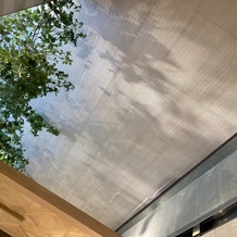 Chapel TENKEI ＆ MARRY（チャペル テンケイ＆マリー）の画像｜天窓があり自然光が差し込みます。
