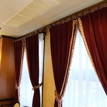 馬車道十番館の画像｜4階の会場はクラシックな赤いベルベットのカーテンです