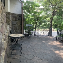 旧石丸邸　ガーデンテラス広尾　（Garden Terrace HIROO residence ISHIMARU）の画像｜門を入ったところのスペース