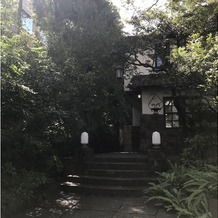 旧石丸邸　ガーデンテラス広尾　（Garden Terrace HIROO residence ISHIMARU）の画像｜入り口は緑が多く、鬱蒼としていて雰囲気があります。