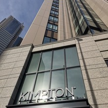 キンプトン新宿東京の画像｜建物の写真。高層階がウェディング専用のスペースで、他の階はホテル。