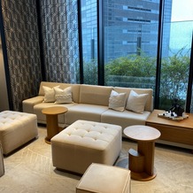 キンプトン新宿東京の画像｜ウェルカムスペースが広く開放感があります。