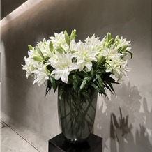 IWAI OMOTESANDOの画像｜新郎新婦がこのお花の前に立つスタイルでした