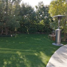 Accord Herbe（アコールハーブ）の画像｜チャペルと披露宴会場をつなぐ中庭。大きな暖房があり、暖かい。
芝生が綺麗