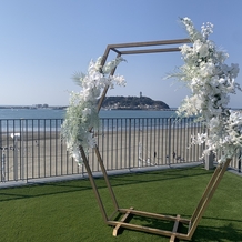 ＨＯＴＥＬ ＡＯ ＫＡＭＡＫＵＲＡ（ホテル 青 鎌倉）の画像｜ガーデン挙式会場
(お花はこのまま使用することも可能とのこと)