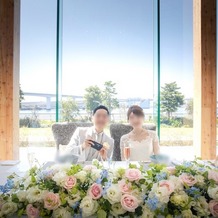 ララシャンスガーデン　東京ベイの画像｜式場の雰囲気に合わせて、高砂とゲストテーブルの花は白、ピンク、水色の色合いにもらいました。