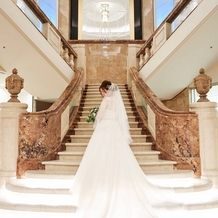 ブレスド　バイ・ザ・シー（オリエンタルホテル　沖縄リゾート＆スパ）の画像｜ホテル階段での写真