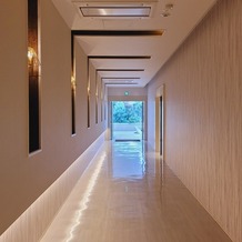 KUMAMOTO MONOLITH（熊本モノリス）の画像｜披露宴会場やチャペルに向かう廊下