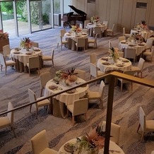 KUMAMOTO MONOLITH（熊本モノリス）の画像｜披露宴会場　新郎新婦2階階段上からの景色