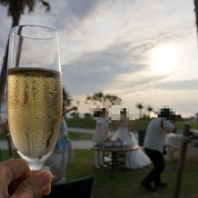 アートグレイス　オーシャンフロントガーデンチャペル　沖縄の画像｜夕暮れの時間帯で、海と新郎新婦がとっても綺麗でした