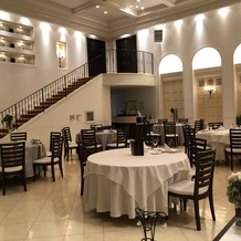 ヴィクトリアハウス　ｂｙ　マリーゴールド迎賓館の画像｜階段が素敵な披露宴会場