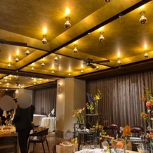 THE STEEL HOUSE（ザ・スティール・ハウス）の画像｜一階のレストランが披露宴会場です。
天井の照明もおしゃれです。