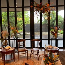 YOKKAICHI HARBOR 尾上別荘の画像｜華やかでオレンジの花が可愛い披露宴会場でした。