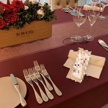 SUD restaurant TERAKOYAの画像｜赤を基調としたテーブル装飾デザイン