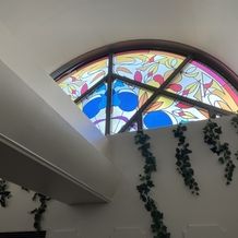 青山エリュシオンハウスの画像｜挙式を行う11時は、ステンドグラスの色が床に映って綺麗らしいです。