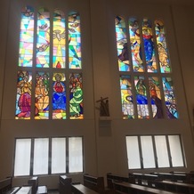 カトリック玉造教会【大阪カテドラル聖マリア大聖堂】の画像｜大きなステンドガラスが映えます。