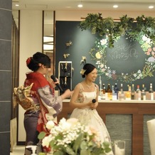 ｅｔｈｉｃａ（エシカ）の画像｜披露宴会場のドリンクカウンターは、黒板に花の装飾が素敵！