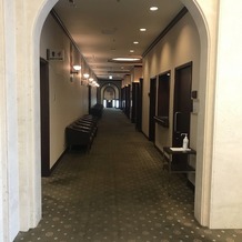 霞山会館（ＫＡＺＡＮ　ＫＡＩＫＡＮ）の画像｜挙式会場付近廊下