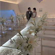 ホテル日航高知旭ロイヤルの画像｜バージンロードは白いお花の上を歩くようなイメージだそうです。こじんまりで、白の雰囲気が良かったです。