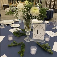 ホテル日航高知旭ロイヤルの画像｜ゲストテーブルはネイビーのクロスに白グリーンの装花、キャンドルに。暗くなった入場の際など綺麗でした。