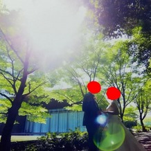 東郷神社・ルアール東郷の画像｜庭から見た挙式会場です。森の中にあるような会場でとても素敵です。