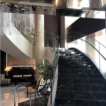 シャングリ・ラ 東京の画像｜階段でウエディングドレスも撮影可能