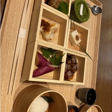 高宮庭園茶寮の画像｜試食の御前です。
京都の美味しいほうじ茶といただきました。