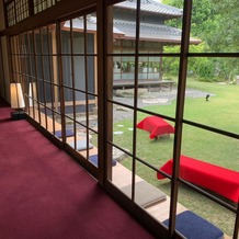 高宮庭園茶寮の画像｜ゲストが挙式までの時間待つ場所。
お茶とお菓子を頂けます。