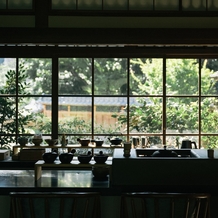 高宮庭園茶寮の画像｜待合室から見える景色。
着物コンシェルジュや茶師の方がゲストにお茶とお茶菓子を提供してくれます。