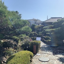 葵庭園の画像｜門から入り口までの道中も見事な日本庭園です。