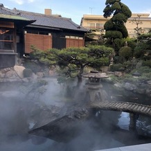 葵庭園の画像｜披露宴会場から一望できる中庭の風景、時間差でミストが出てくる仕組みで雲海をイメージしているそうです。