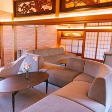 葵庭園の画像｜待合い室のひとつ。ひとつ一つの家具がオシャレです