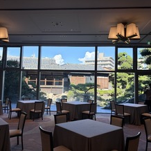 葵庭園の画像｜大きな窓から庭園が見える披露宴会場
