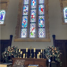 森の教会の画像｜ステンドグラスはイギリスから持ってきた実際に使われていたもので、聖書を表しているそうです。