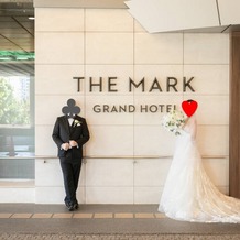 ＴＨＥ　ＭＡＲＫ　ＧＲＡＮＤ　ＨＯＴＥＬの画像｜外でも撮りました。隣に緑がある歩道があり、晴れていると前撮りの感じで二人で撮れますよ！