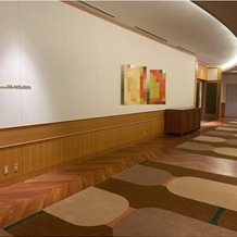 ＴＨＥ　ＭＡＲＫ　ＧＲＡＮＤ　ＨＯＴＥＬの画像｜廊下は広くカーペットが敷いてあり、ヒールに不慣れな参列者も歩きやすい