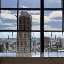 ザ・マークグランドホテルの画像｜挙式会場は壁がガラス張りで、景色を一望と自然光が入って幻想的に。