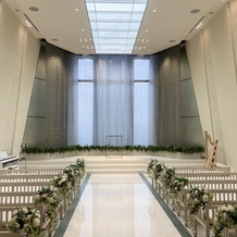 ザ・リバーサイドテラス広島ツリーズスクエアの画像｜正面と、天井にしかガラスが無いのに、部屋全体に外からの光を取り入れる工夫がされています。