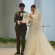 ザ・リバーサイドテラス広島ツリーズスクエアの画像｜人前式での結婚証明書披露