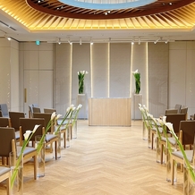 ウェスティンホテル横浜の画像｜自然をコンセプトにしているウェスティン横浜らしく、木をベースにした挙式会場。