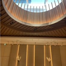 ウェスティンホテル横浜の画像｜天井があいて、自然光が入ってきます