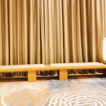 ウェスティンホテル横浜の画像｜窓際に撮影や休憩に使えるベンチ