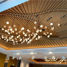 ウェスティンホテル横浜の画像｜天井のライトが素敵です。海の泡をイメージしているそうです