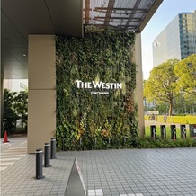 ウェスティンホテル横浜の画像｜1階のホテルロゴ（グリーンウォール）
