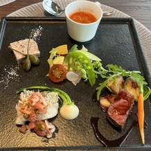 ＭＡＲＩＮＥ ＴＯＷＥＲ ＷＥＤＤＩＮＧの画像｜試食の前菜やお肉、お魚料理のワンプレート。