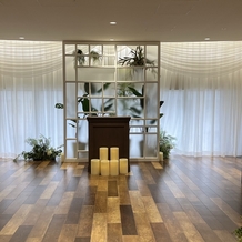 ＭＡＲＩＮＥ ＴＯＷＥＲ ＷＥＤＤＩＮＧの画像｜チャペル正面。ただの部屋感が凄い。