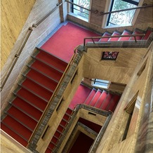 東京　九段会館テラス（登録有形文化財）の画像｜この建物の目玉でもある赤階段はフォトスポットとして楽しめそう。